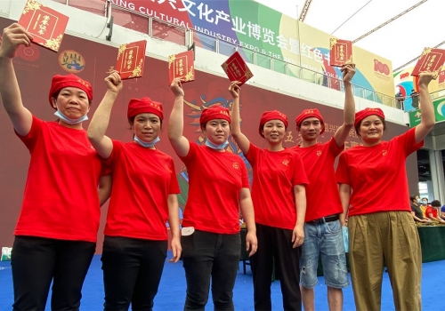 “五芳斋杯”裹粽大赛捷报频传! 彩红姐姐蝉联冠军!屠彩红王霜勇夺一等奖!