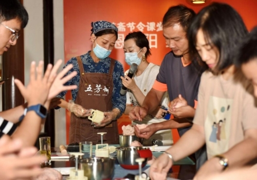 百善孝为先!红船少年们共赴五芳斋节令小课堂,传承重阳文化